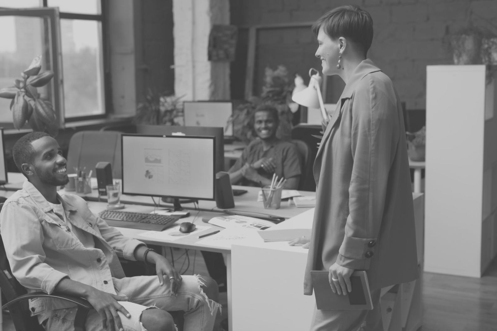 Gruppe von Menschen bei interaktiver Finanzplanung